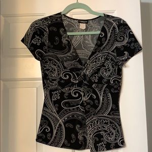 Shortsleeved black and white print knit blouse